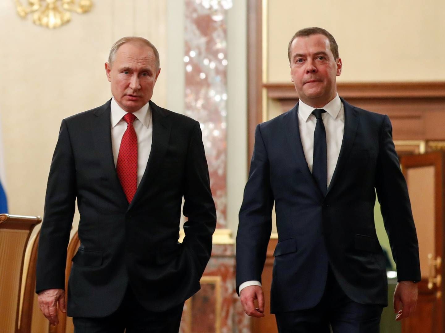 Vladimir Putin med tidligere præsident og tidligere premierminister, Dmitry Medvedev, der i dag er næstformand i Ruslands sikkerhedsråd. I kølvandet på Carlsbergs hidtil klareste udmelding, har Medvedev hånet det danske bryggeri. | Foto: Sputnik/Reuters/Ritzau Scanpix