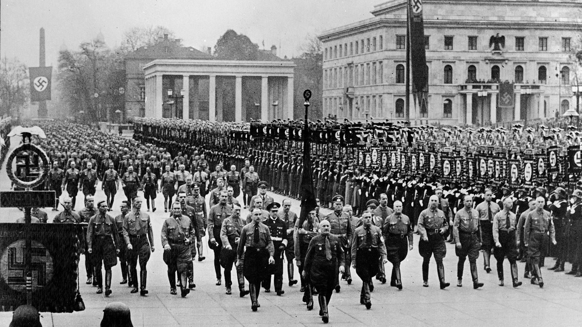 Nazi-Aufmarsch in München 1938. Die dortige Stadtsparkasse lässt jetzt ihrer Historie in der Zeit erforschen. | Foto: picture alliance / AP Images | Uncredited