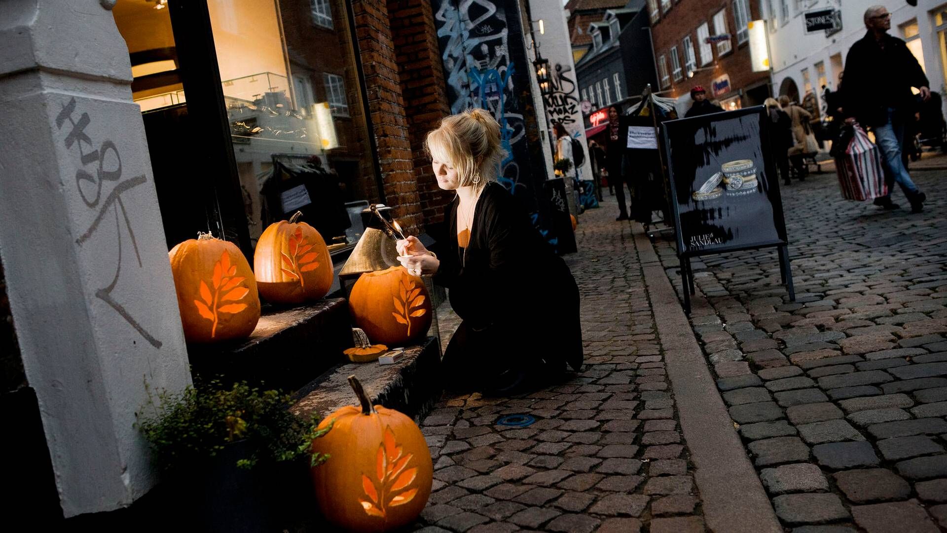 Halloween har fundet vej til butikkerne i oktober måned - her i en gågade i Aarhus. | Foto: Dalhoff Casper/Ritzau Scanpix
