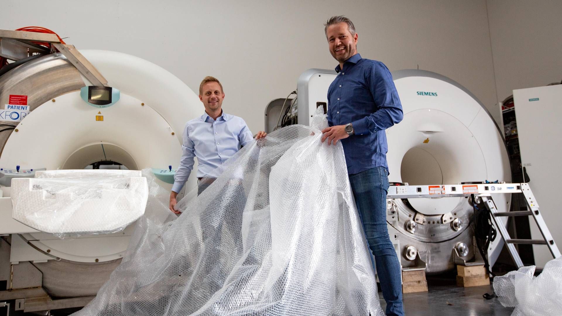 Jens Krohn, t.h., overdrager direktørposten i Scandinavian Medical Solutison til Jens Hvid Paulsen, t.v. Krohn skal i stedet være direktør for et kommende datterselskab i USA. | Foto: Scandinavian Medical Solutions/pr