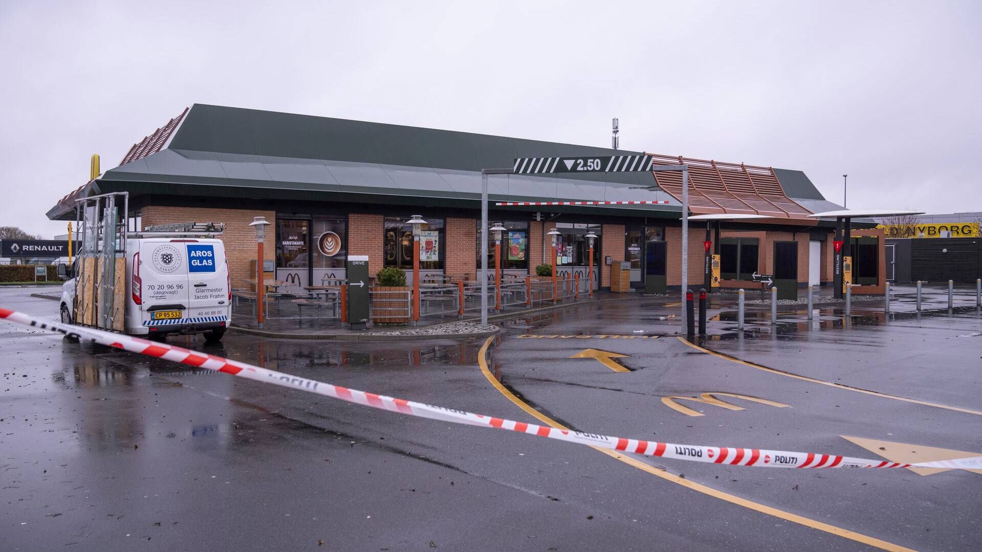 En McDonald's-restaurant i Tilst er ramt af groft hærværk, ifølge politiet, som endnu ikke kan sige, om det er politisk motiveret. | Foto: Bo Amstrup/Ritzau Scanpix