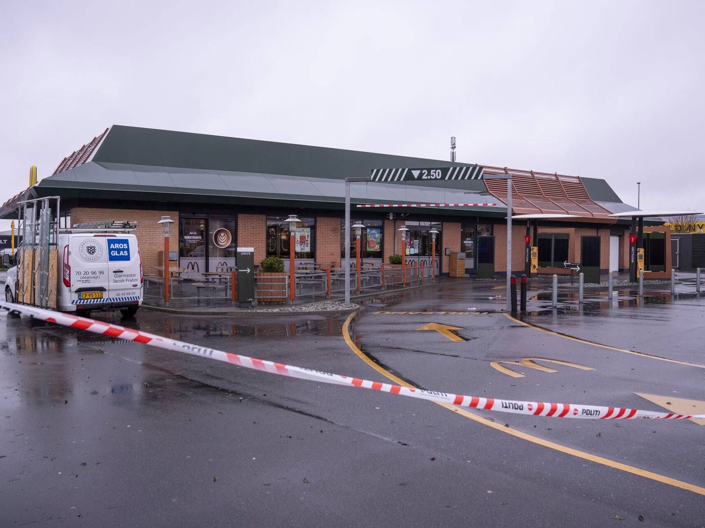 En McDonald's-restaurant i Tilst er ramt af groft hærværk, ifølge politiet, som endnu ikke kan sige, om det er politisk motiveret. | Foto: Bo Amstrup/Ritzau Scanpix