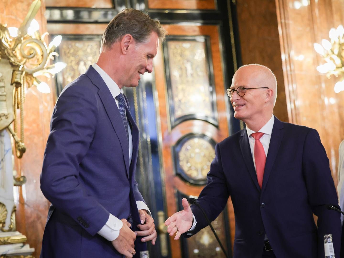 Hamburg's mayor and chairman of the Senate of the city-state of Hamburg and Søren Toft, CEO of MSC Mediterreanean Shipping Company, talk after a press conference in the Kaisersaal of the City Hall. | Photo: Christian Charisius/AP/Ritzau Scanpix