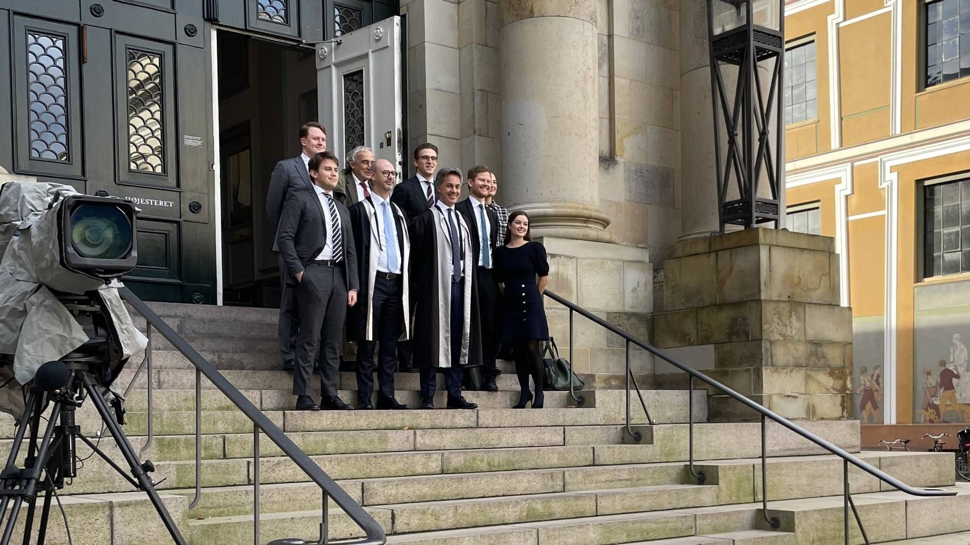 Holdet fra Bruun & Hjejle med Ole Spiermann i front markerede mandag eftermiddag sagens afslutning ved at stille op til fotografering foran Højesteret. | Foto: Steffen Moses/watch Medier