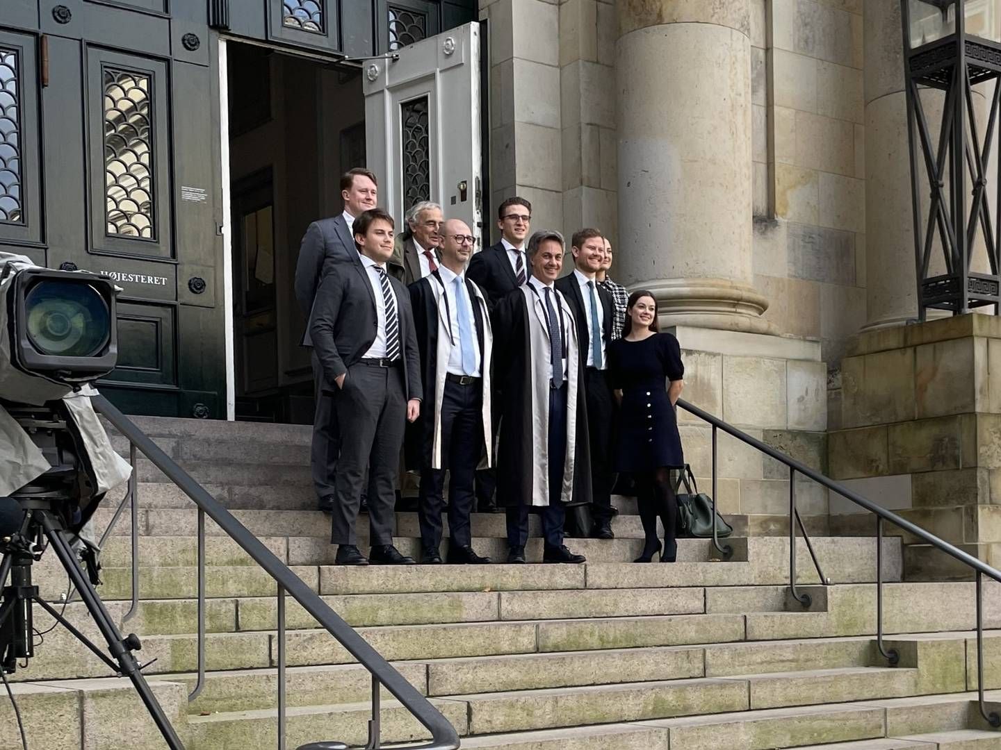 Holdet fra Bruun & Hjejle med Ole Spiermann i front markerede mandag eftermiddag sagens afslutning ved at stille op til fotografering foran Højesteret. | Foto: Steffen Moses/watch Medier