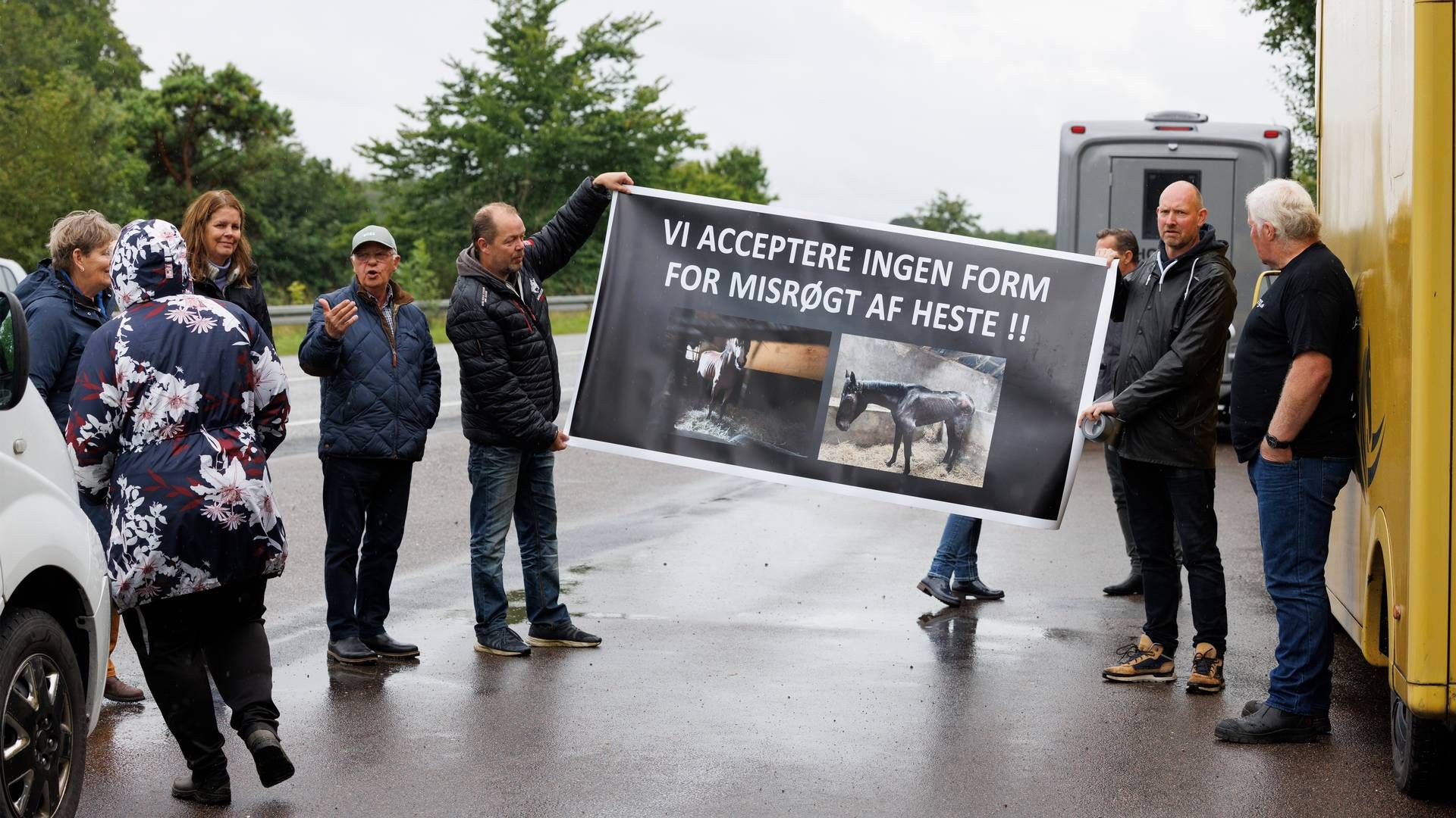 Det omstridte Viegård Stutteri i den lille midtjyske by Skals nær Viborg blev erklæret konkurs i oktober. Her demonstranter ved stutteriet i august, fordi de mener, at stutteriets heste bliver vanrøgtet. | Foto: Anders Brohus
