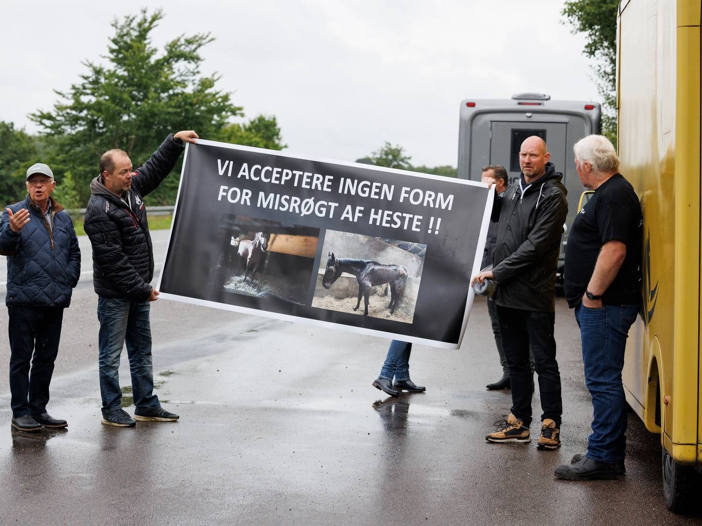 Det omstridte Viegård Stutteri i den lille midtjyske by Skals nær Viborg blev erklæret konkurs i oktober. Her demonstranter ved stutteriet i august, fordi de mener, at stutteriets heste bliver vanrøgtet. | Foto: Anders Brohus