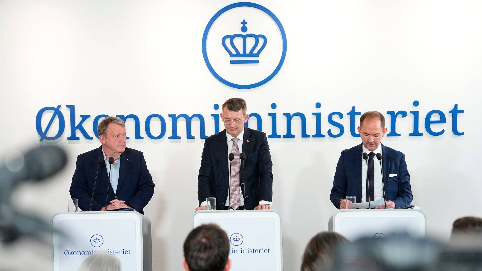 Økonomiminister Troels Lund Poulsen (V), skatteminister Jeppe Bruus (S) og udenrigsminister Lars Løkke Rasmussen (M) præsenterer regeringens skatteudspil i Økonomiministeriet mandag den 6. november 2023. | Foto: Mads Claus Rasmussen/ritzau Scanpix