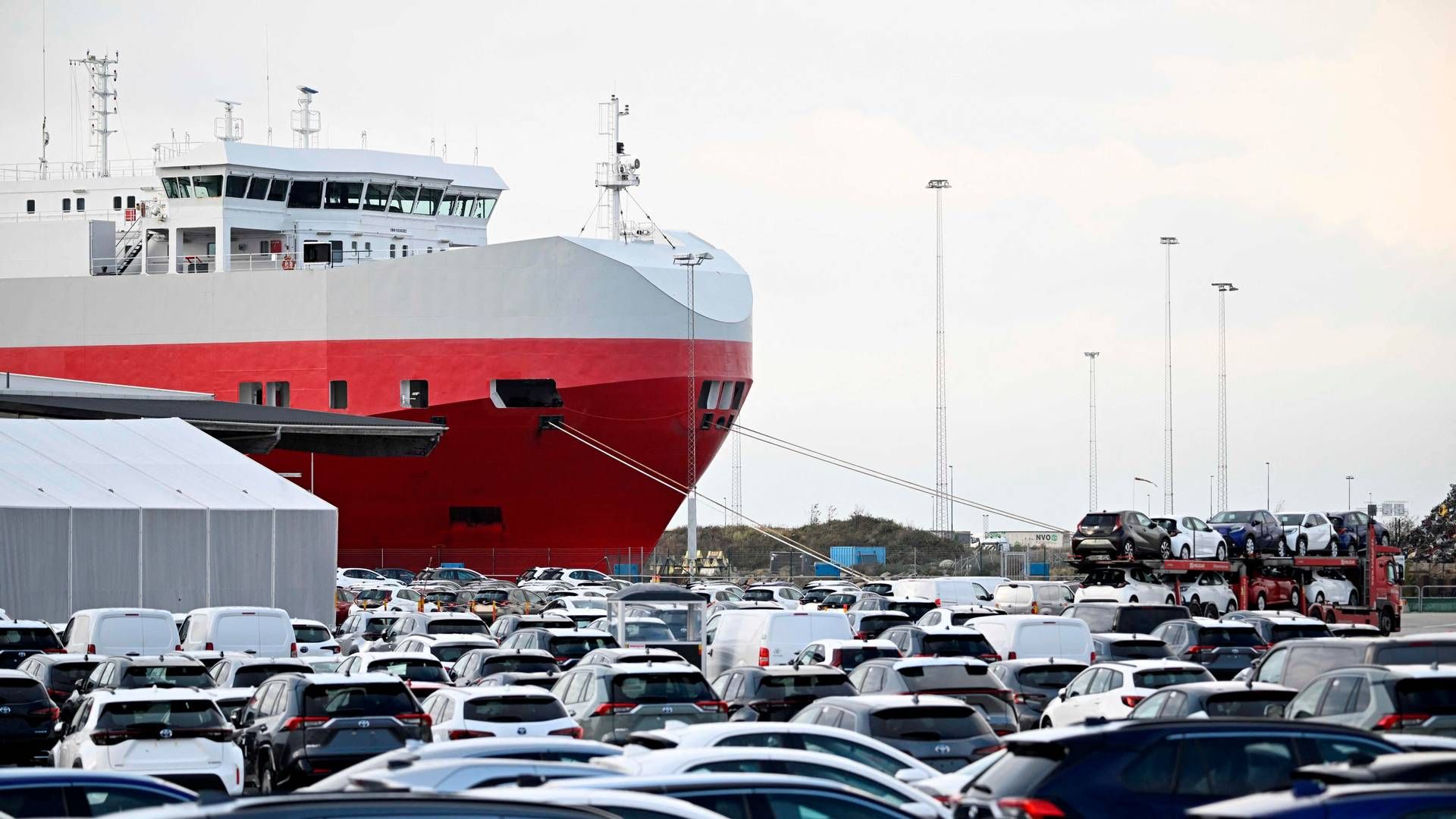Et bilskib ligger for kaj i havnen i Malmö 7. november, hvor arbejdere har indledt strejke mod Tesla. | Foto: Johan Nilsson/AFP/Ritzau Scanpix