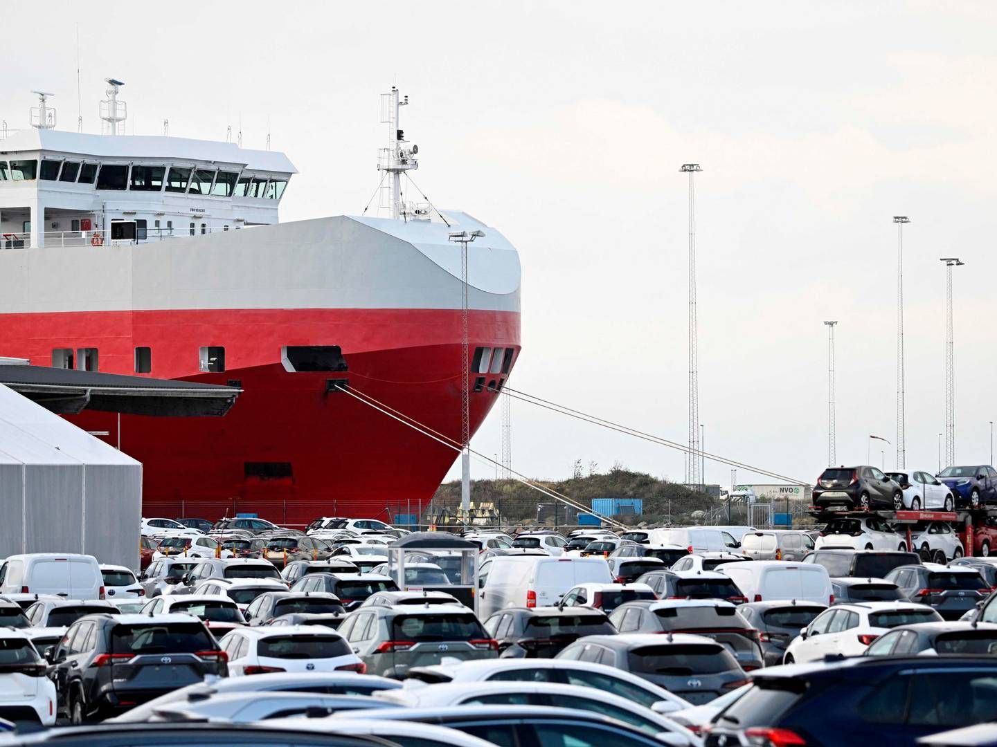 Et bilskib ligger for kaj i havnen i Malmö 7. november, hvor arbejdere har indledt strejke mod Tesla. | Foto: Johan Nilsson/AFP/Ritzau Scanpix
