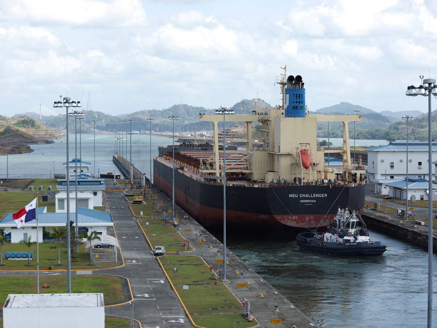 Et tørlastskib sejler gennem sluserne ved Panama-kanalen, der kæmper med tørke og lav vandstand. | Foto: Aris Martinez/Reuters/Ritzau Scanpix