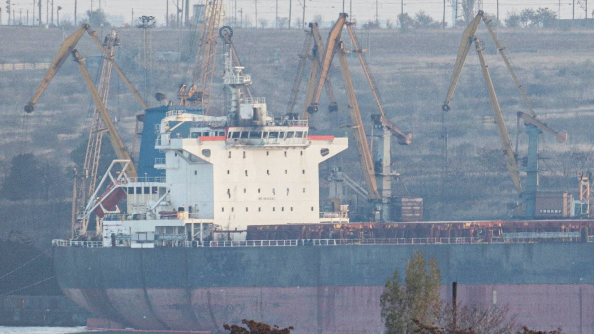 Ifølge oplysninger fra Ukraine er det et tørlastskib, der sejler under Liberisk flag, som blev ramt af et missilangreb i havnen Pivdennyi. | Foto: Stringer