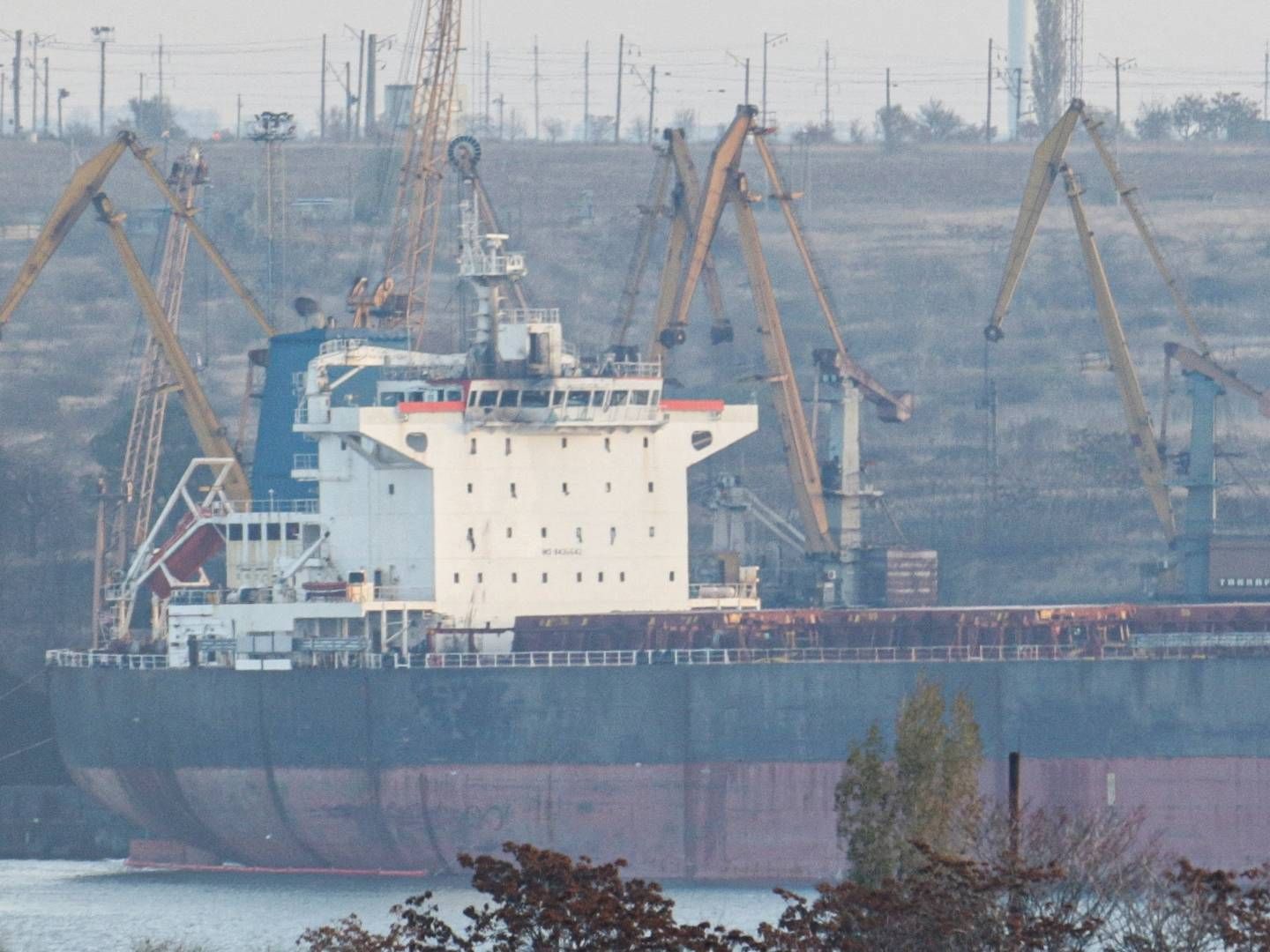 Ifølge oplysninger fra Ukraine er det et tørlastskib, der sejler under Liberisk flag, som blev ramt af et missilangreb i havnen Pivdennyi. | Foto: Stringer