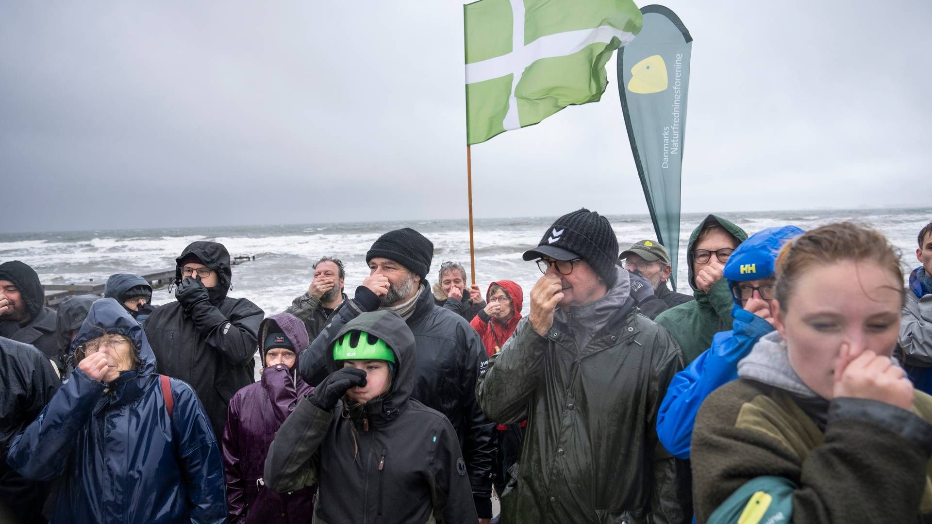 I slutningen af oktober blev der afholdt et landsdækkende opråb mod iltsvind under navnet 'Danmark holder vejret'. Her ses deltagere på Bellevue Strand i Aarhus | Foto: Bo Amstrup