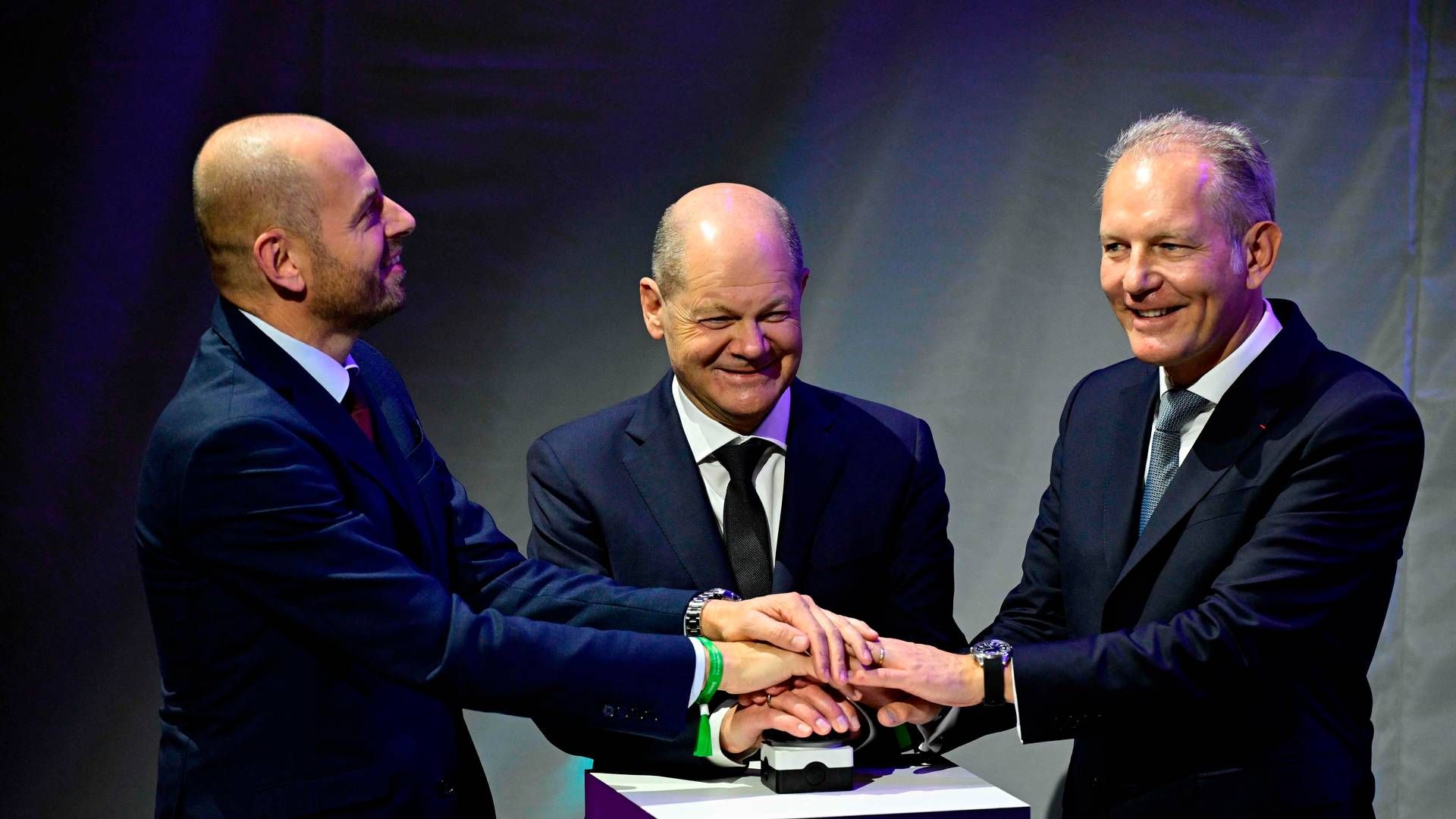 Kansler Olaf Scholz (midten) gav onsdag det symbolske håndslag på knappen, der indviede Air Liquide og Siemens Energys elektrolysefabrik i Berlin. Et andet håndslag kan være tæt på. | Foto: John Macdougall