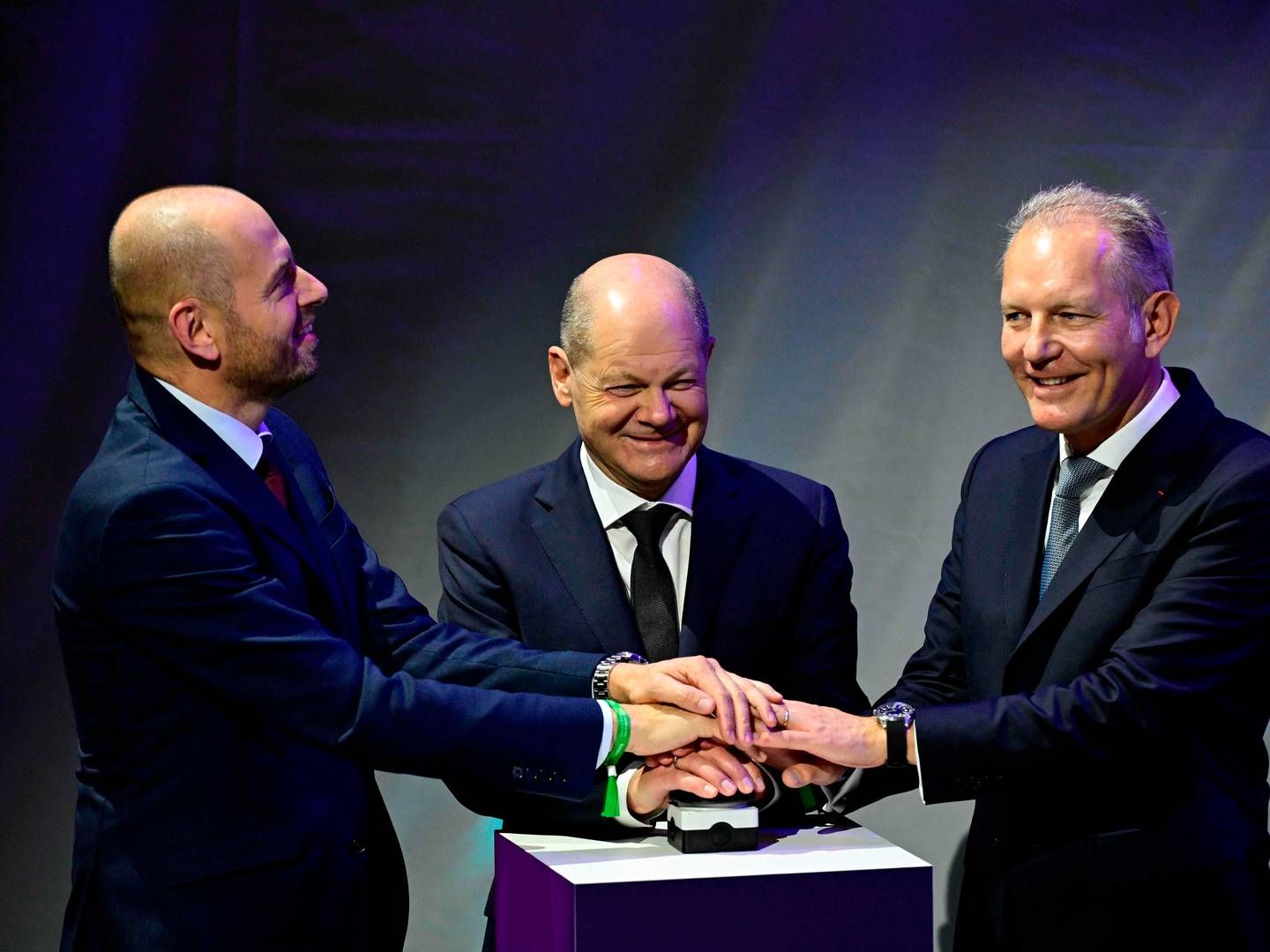 Kansler Olaf Scholz (midten) gav onsdag det symbolske håndslag på knappen, der indviede Air Liquide og Siemens Energys elektrolysefabrik i Berlin. Et andet håndslag kan være tæt på. | Foto: John Macdougall