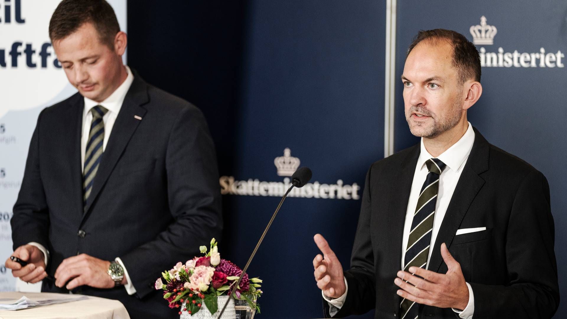Skatteminister Jeppe Bruus (th) og transportminister Thomas Danielsen (tv) under præsentationen af regeringens udspil om grøn luftfart. | Foto: Thomas Traasdahl/Ritzau Scanpix