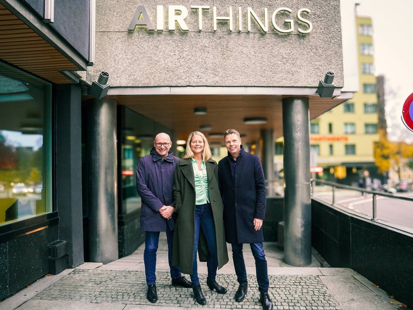 SLUTTER: Øyvind Birkenes (t. h) går av som administrerende direktør i Airthings. Emma Tryti er utnevnt som ny toppsjef. Her med styreleder Geir Førre. | Foto: Airthings