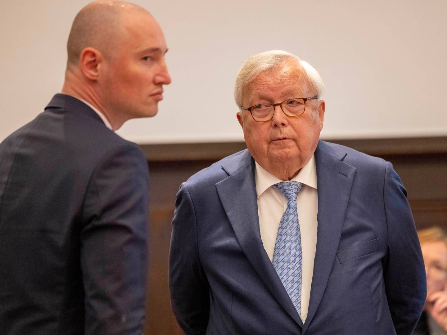 Christian Olearius (r.) steht neben seinem Anwalt Rudolf Hübner im Gerichtssaal des Bonner Landgerichts. | Foto: picture alliance/dpa | Thomas Banneyer