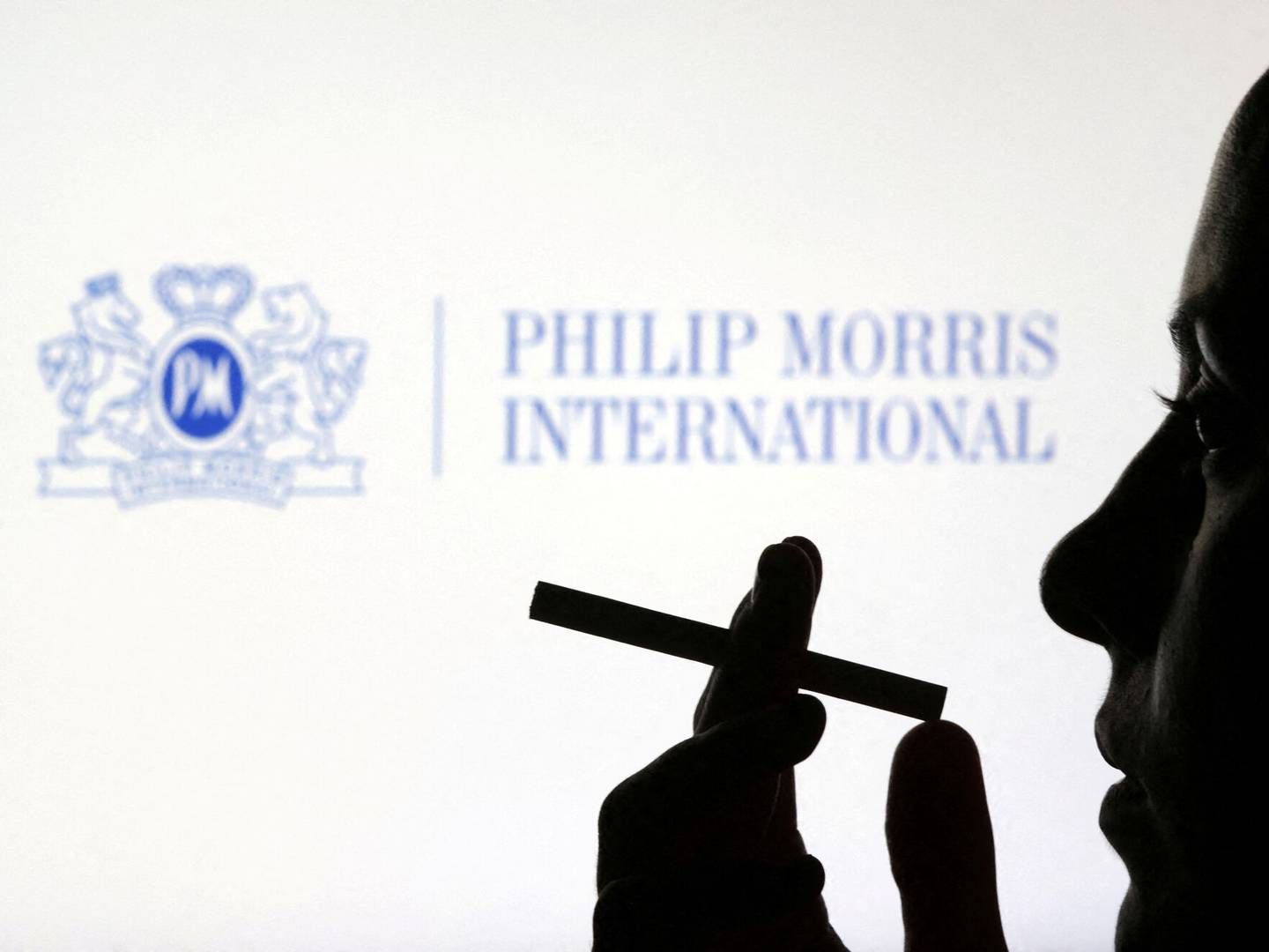 Christopher Arzrouni, som er chef for eksterne anliggender i tobaksgiganten Philip Morris, vil have afgiften på cigaretter op.