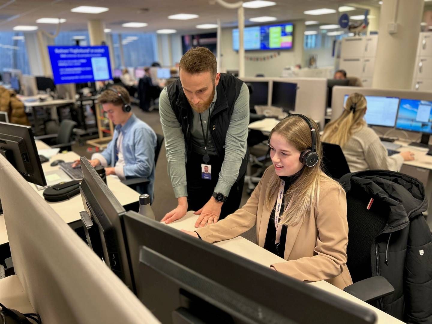 KUNDEBEHANDLING: Teamleder Endre Fotland Hough, og teamkoordinator Victoria Tobiassen i Nordea i telefon med en kunde. | Foto: Trym Isaksen