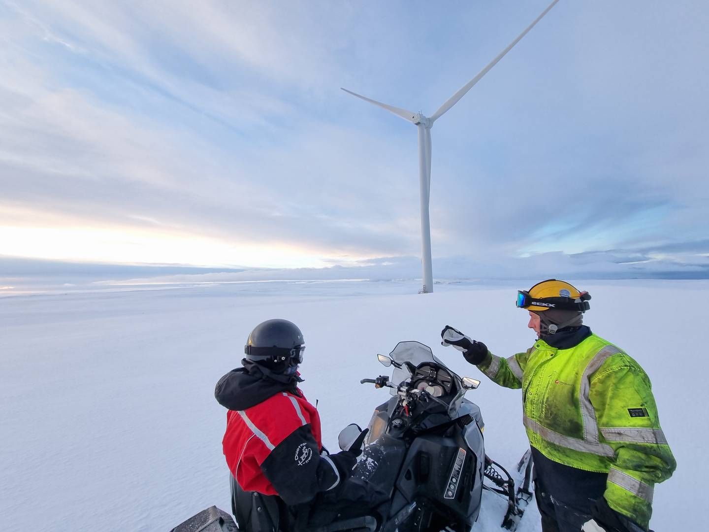 KRAFTLØFT: Torfinn Eriksen i Varanger Kraft viser område for mulig utvidelse av Raggovidda Vindkraftverk. det er meldt inn over 10 000 MW til kraftløftet, men kun en liten brøkdel vi få ja. | Foto: Linda Sandvik