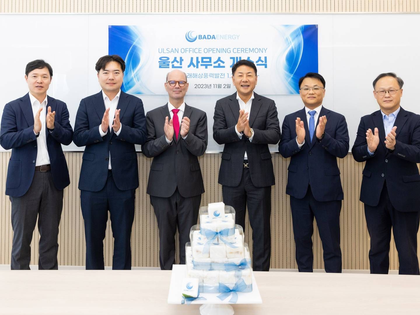 Den 2. november indviede Bada Energy sit nye kontor i Ulsan. Det fremgår desværre ikke, hvad der er i pakkerne på bordet. | Foto: Bada Energy