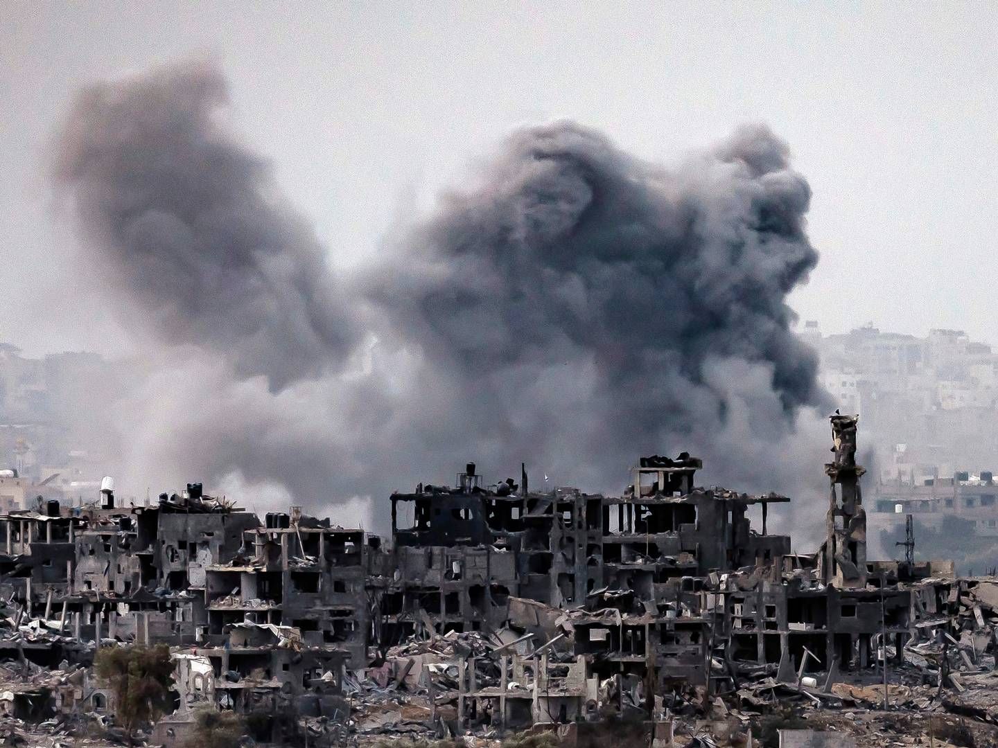 Billedet viser Gaza, som bliver ramt af en israelsk bombe. | Foto: Fadel Senna