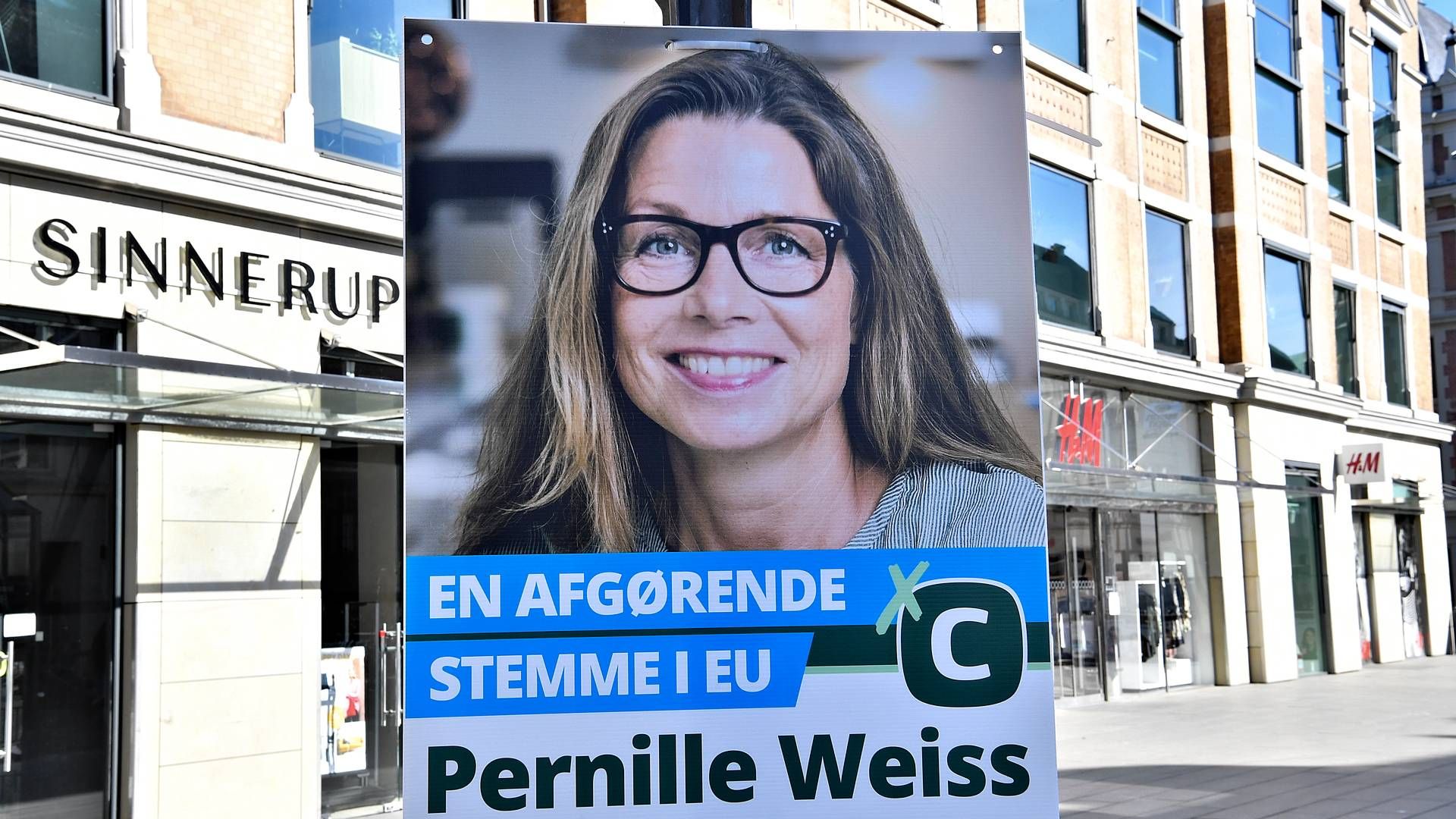 Pernille Weiss, her på en valgplakat fra 2019, skal finde ny presserådgiver, efter Camilla Maria Behrendt har fået nyt job. | Foto: Ernst van Norde