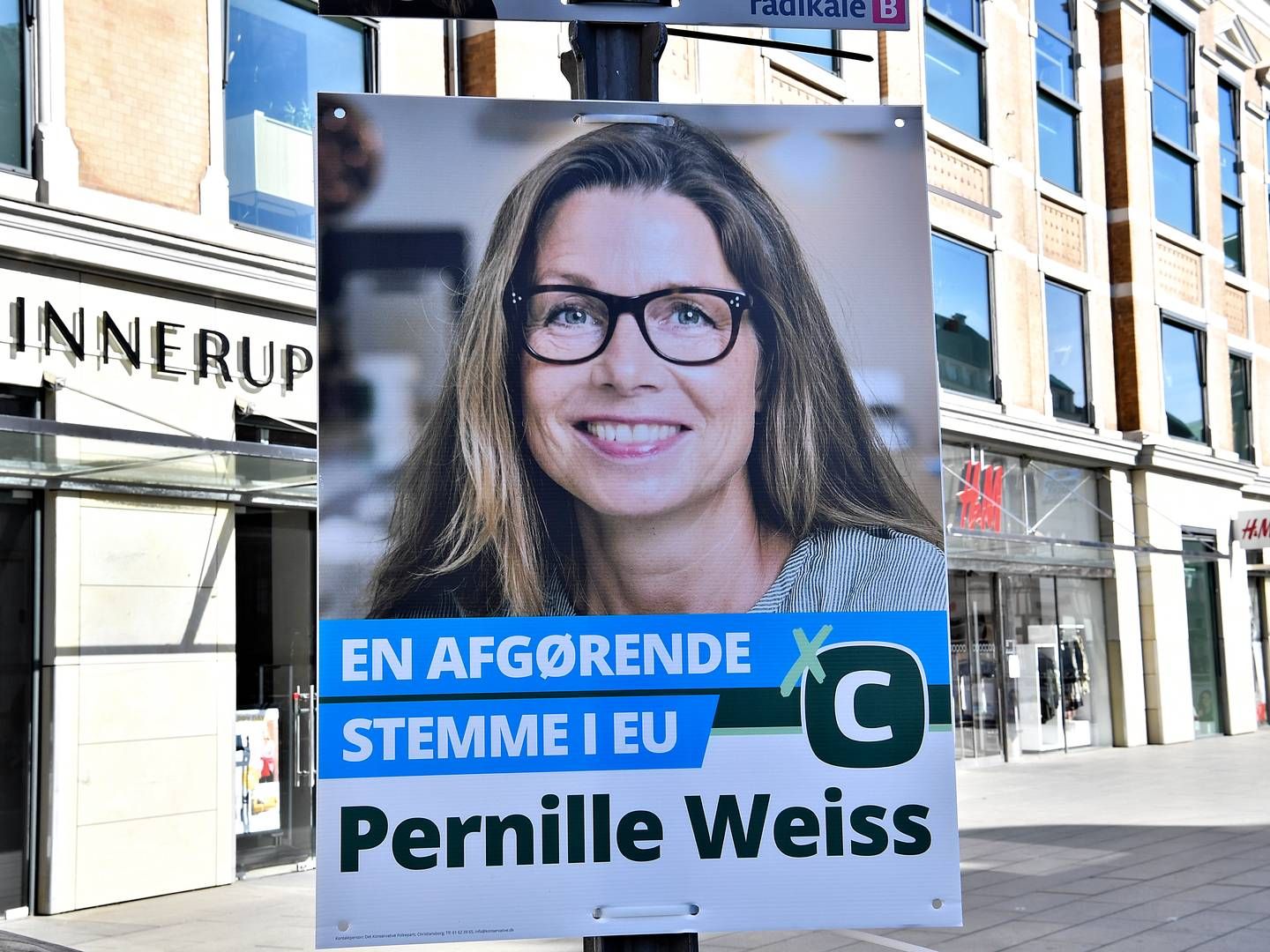 Pernille Weiss, her på en valgplakat fra 2019, skal finde ny presserådgiver, efter Camilla Maria Behrendt har fået nyt job. | Foto: Ernst van Norde