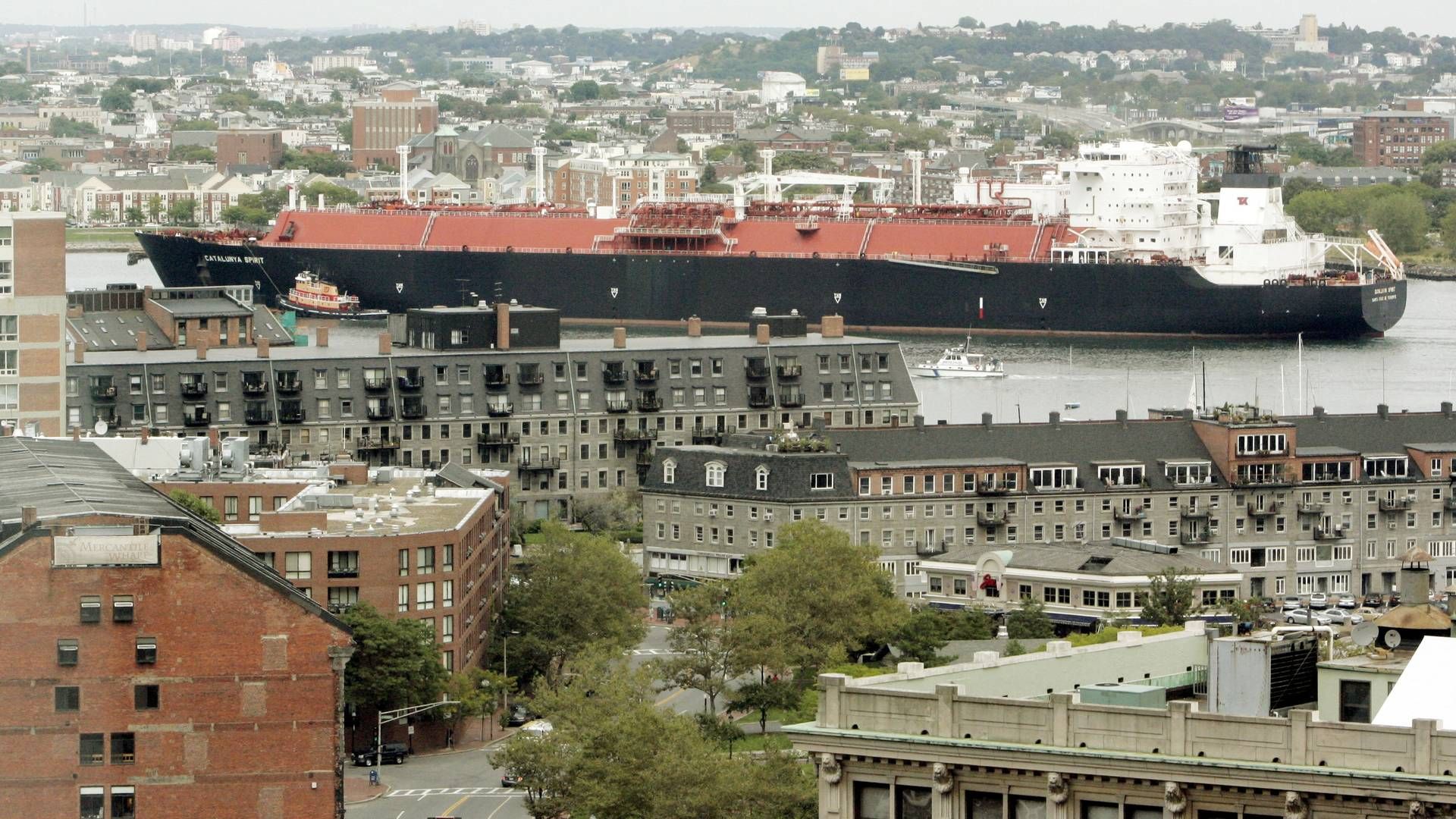 Et LNG-skib sejler gennem Boston Harbor i den amerikanske storby. | Foto: Brian Snyder/Reuters/Ritzau Scanpix