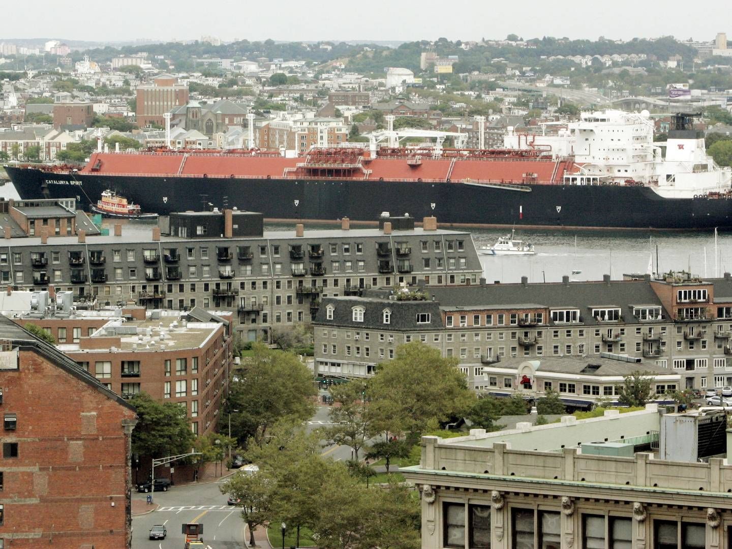 Et LNG-skib sejler gennem Boston Harbor i den amerikanske storby. | Foto: Brian Snyder/Reuters/Ritzau Scanpix