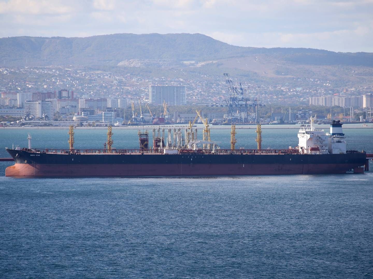 Blokeringen af skibe ville skulle ske under FN-regler, som giver lande mulighed for at tjekke skibe af frygt for, at de kan udgøre en miljøtrussel. Arkivfoto af tankskib i Rusland. | Foto: Uncredited/AP/Ritzau Scanpix
