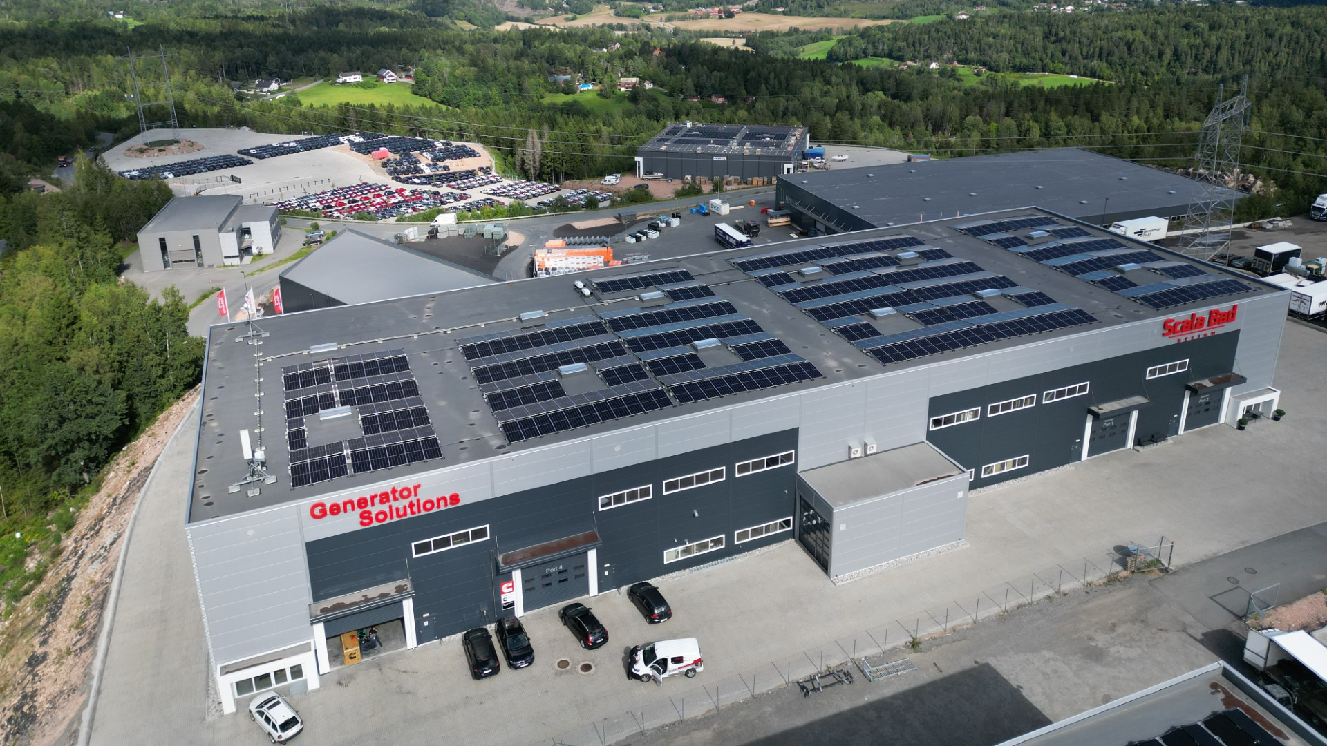 BÆREKRAFT: Ti bedriften i Røyken Næringspark har installert solceller på taket. | Foto: Medvind Eiendom