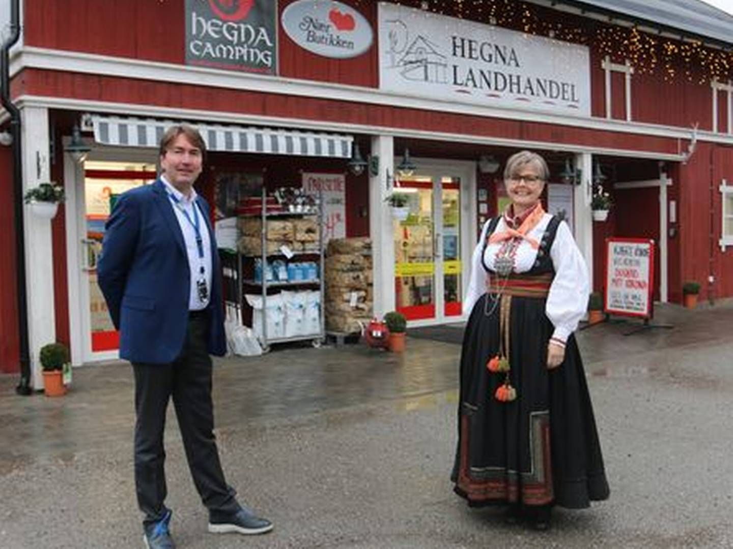 Kjededirektør Kjetil Flåtrud og kjøpmann Gro Cathrine Aasgrav utenfor Nærbutikken Hegna Landhandel, som var den første med delvis selvbetjent løsning. | Foto: Stian Vasvik