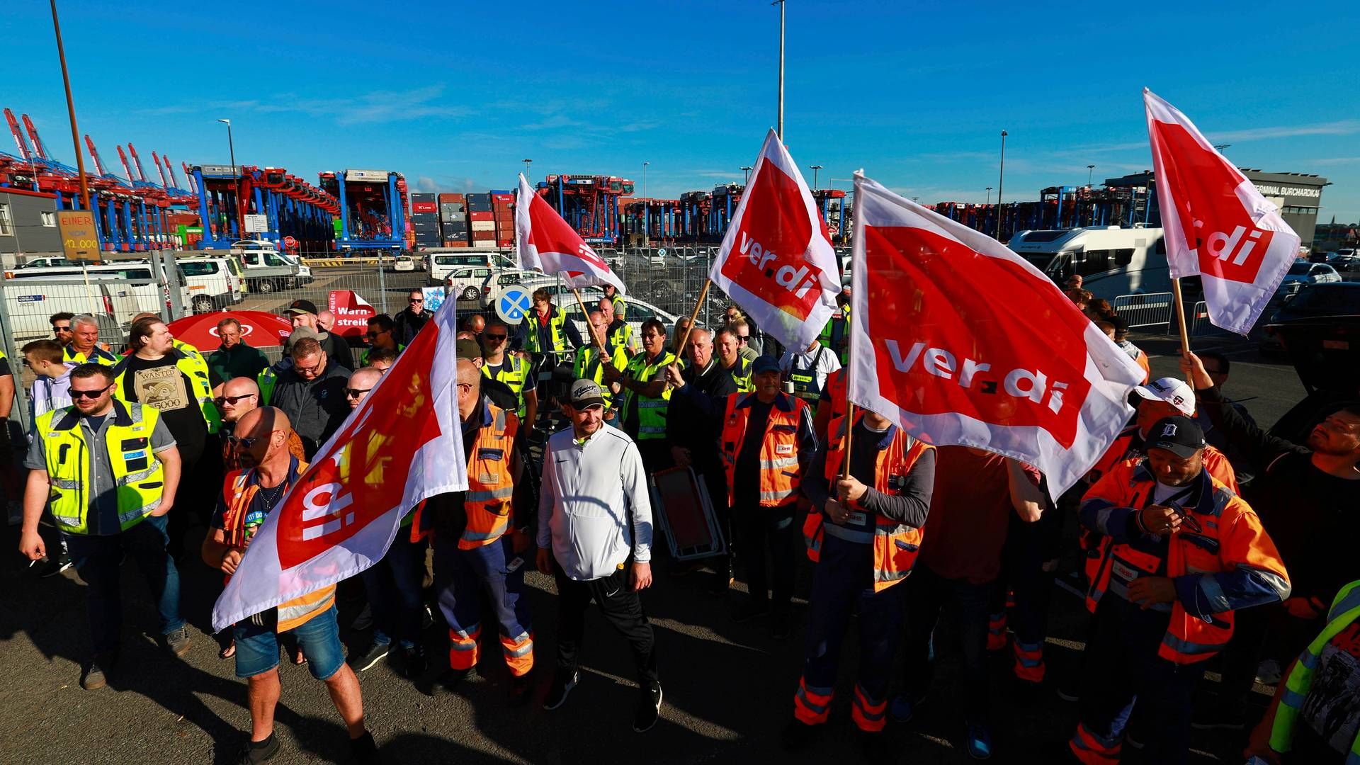 Tyske havnearbejdere i fagforbundet ver.di under en strejke i juli sidste år i havnen i Hamborg. | Foto: Christian Charisius/AP/Ritzau Scanpix