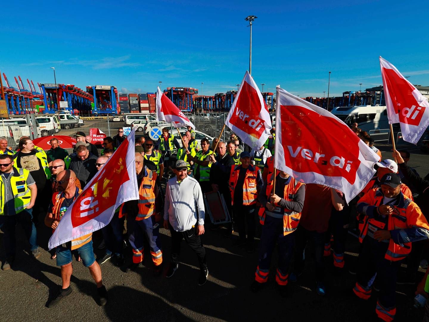 Tyske havnearbejdere i fagforbundet ver.di under en strejke i juli sidste år i havnen i Hamborg. | Foto: Christian Charisius/AP/Ritzau Scanpix