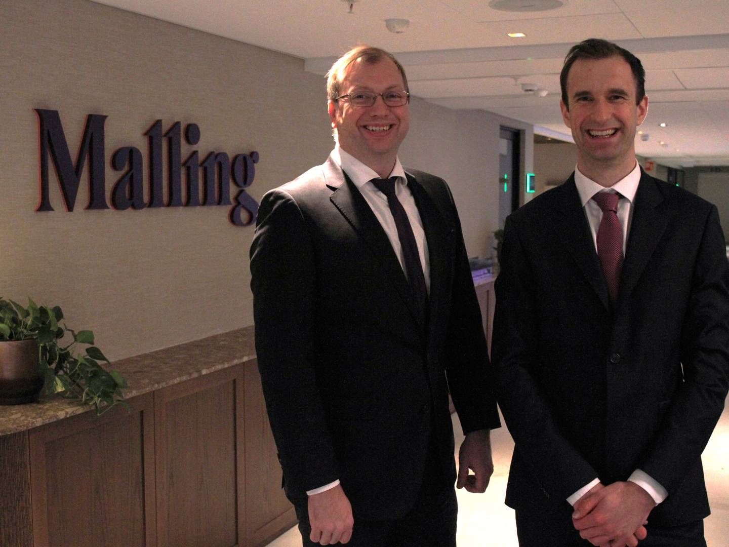Malling & Co er ute med ny markedsrapport. Her er analysesjef i Malling, Haakon Ødegaard til høyre, og senioranalytiker i Malling, Herman Følling Ness | Foto: Henrik Hornæss