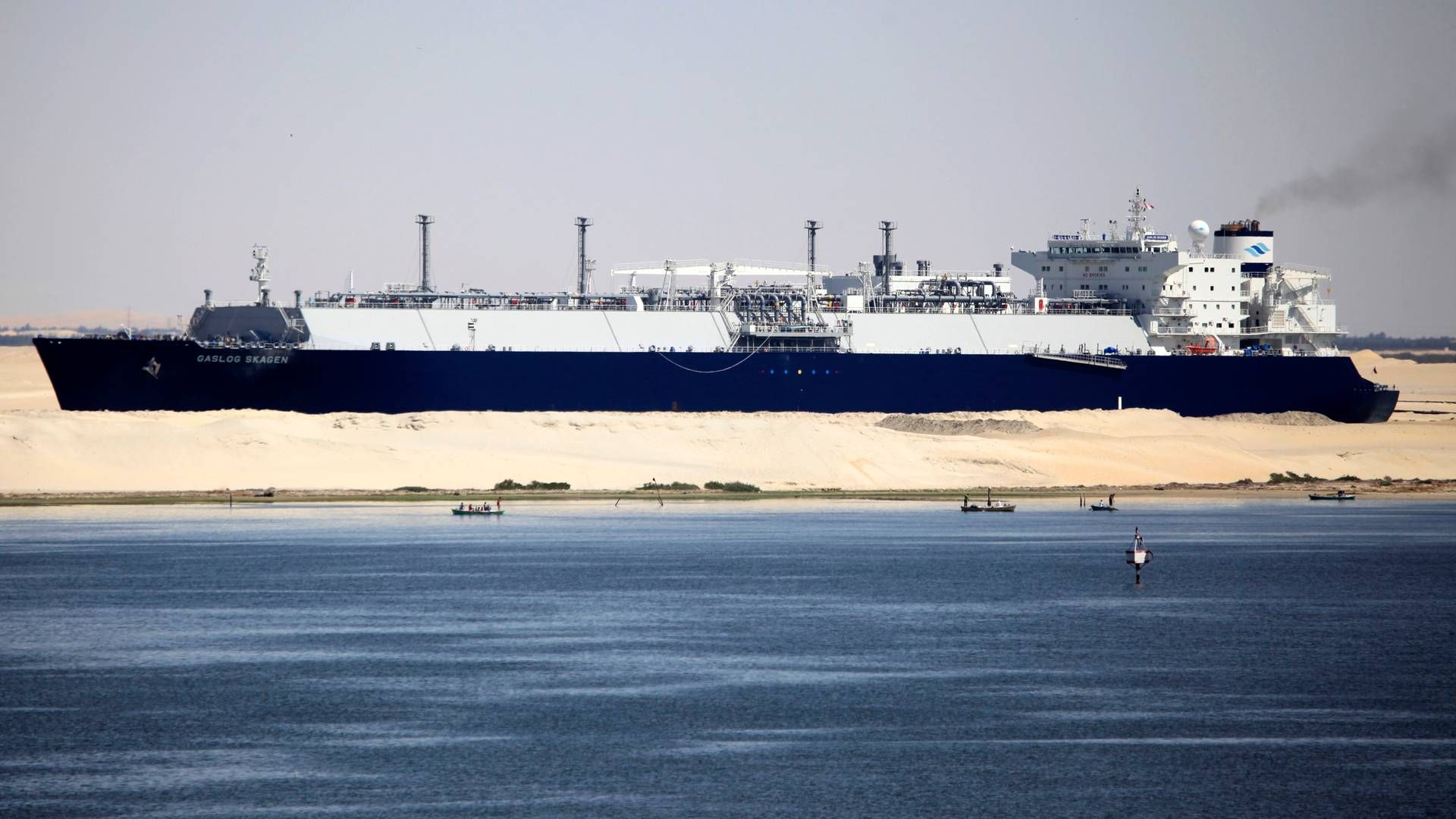 Et Gaslog-skib sejler gennem Suez-kanalen. | Foto: Amr Abdallah Dalsh/Reuters/Ritzau Scanpix