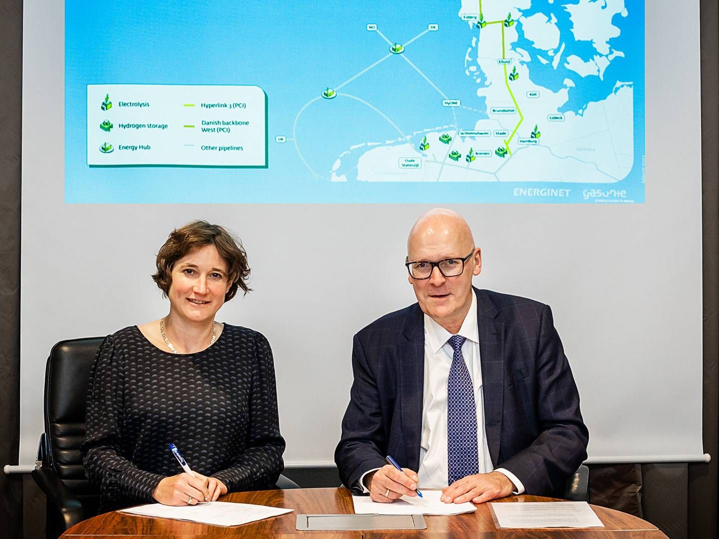 Britta Van Boven, adm. direktør for Gasunie Deutschland, og Thomas Egebo, adm. direktør for Energinet, underskrev torsdag en samarbejdsaftale om de næste skridt for udviklingen af det dansk-tyske brintnet. | Foto: Pr Energinet