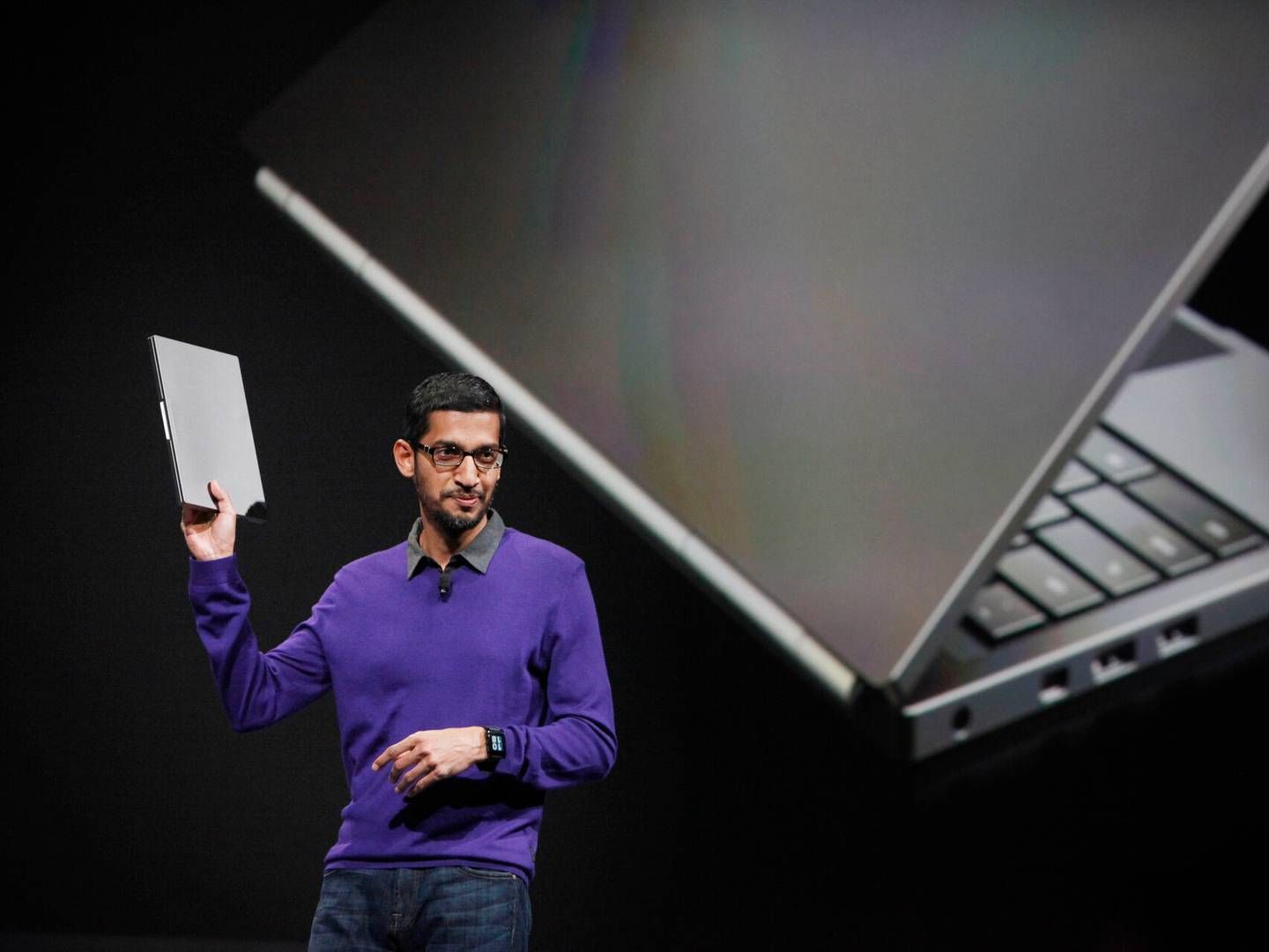 Sundar Pichai, senior vice president i Google holder en Chromebook Pixel under keynote-præsentationen på Google I/O i 2013. | Foto: Lea Suzuki/AP/Ritzau Scanpix