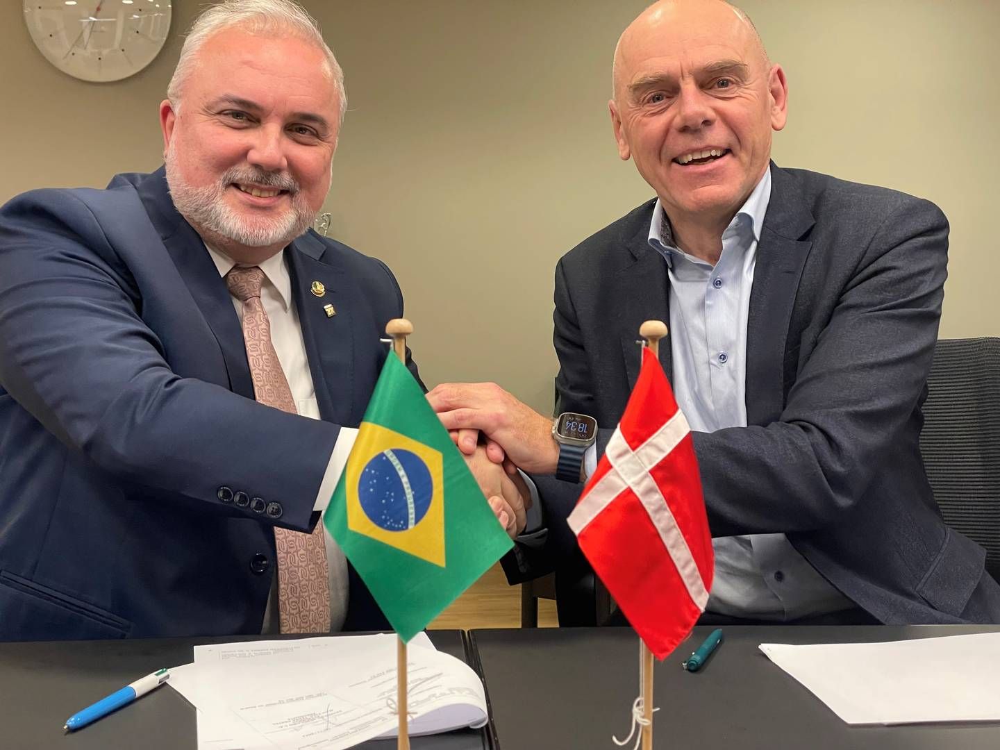 Jena Paul Prates, chef for Petrobras, og Knud Erik Andersen, adm. direktør for European Energy, har underskrevet en MoU på den danske udviklers kontor i Søborg. | Foto: Pr European Energy