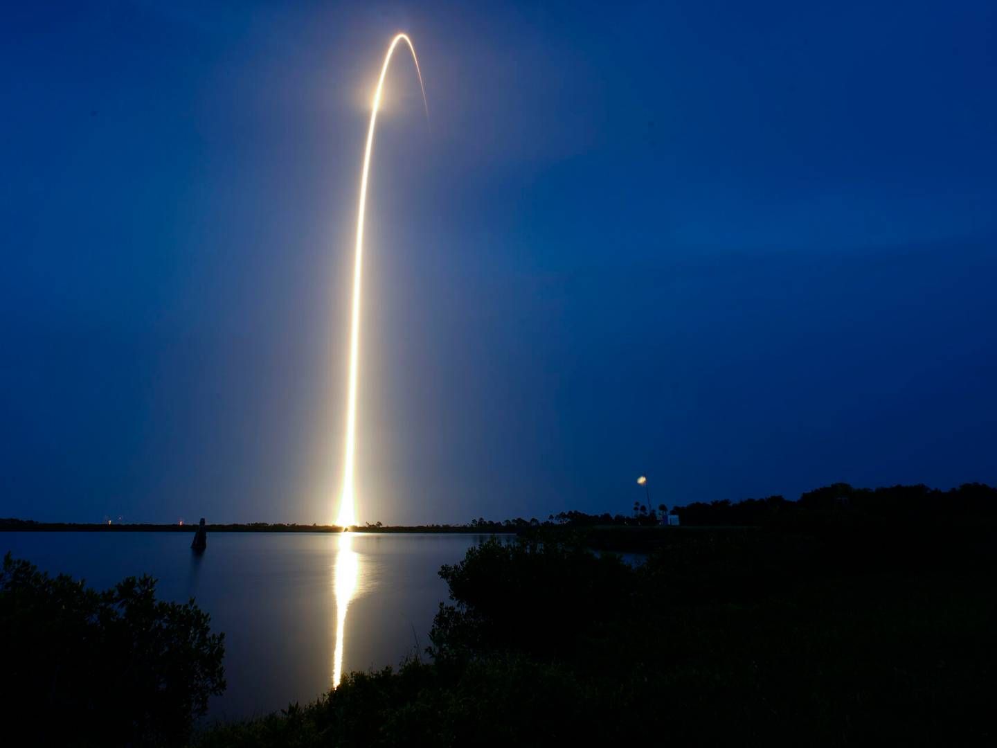 En SpaceX Falcon 9-raket med Starlink V2 Mini-internetsatellitter ombord letter fra Launch Complex 40 på Cape Canaveral Space Force Station i Cape Canaveral, Florida, søndag den 23. juli 2023.