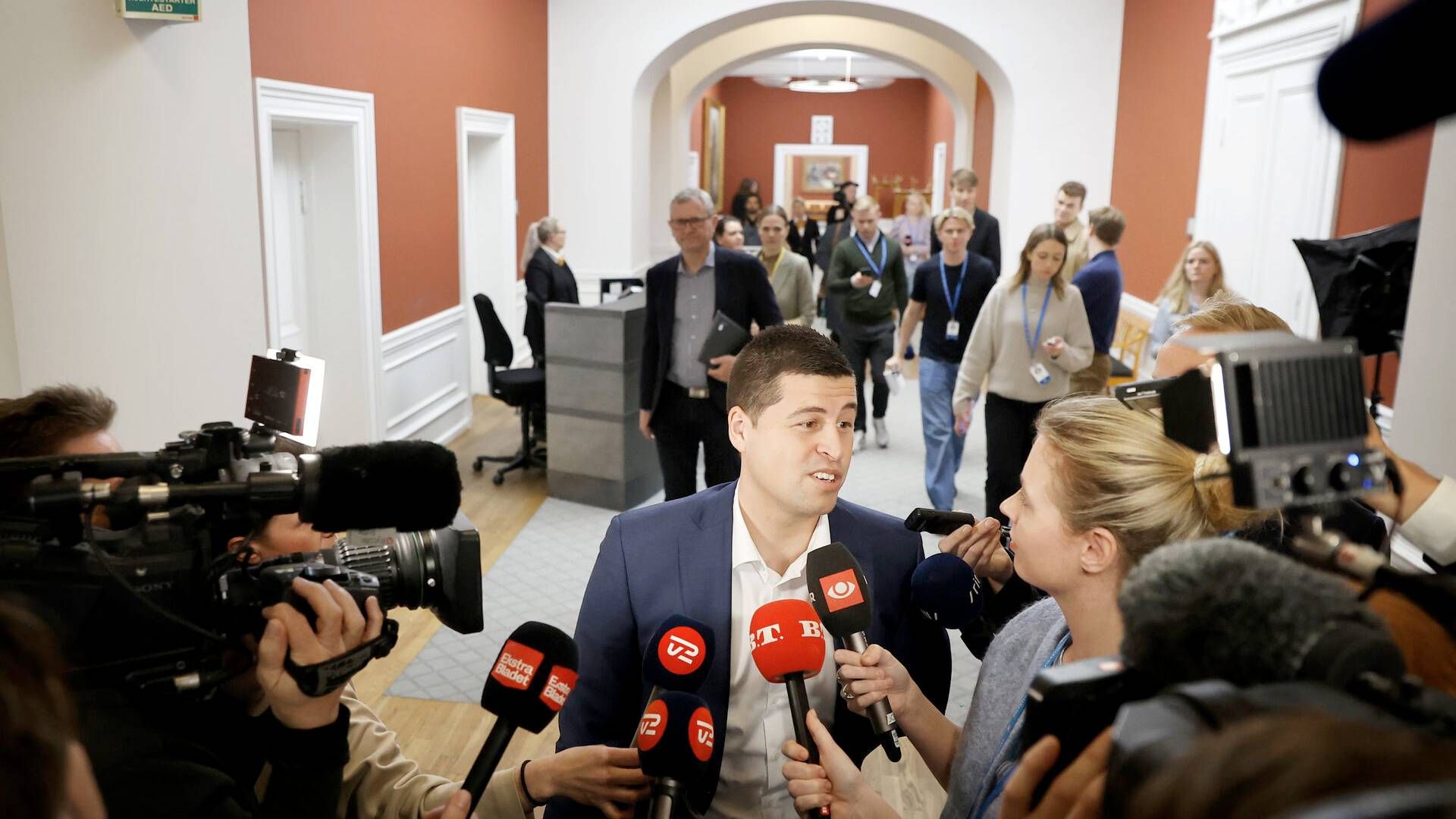 Gruppemøde hos Moderaterne på Christiansborg. Moderaternes Mike Villa Fonseca (M) taler med pressen. | Foto: Jens Dresling/Ritzau Scanpix