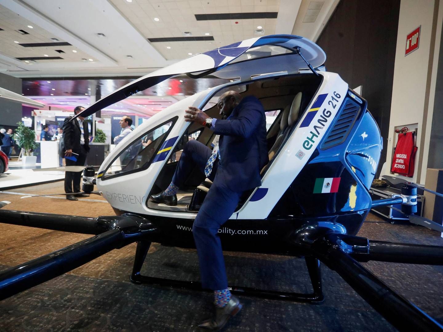 EH216, den flyvende taxi fra kinesiske EHang, vises frem på en teknologimesse i Monterey i juni. Teknologien er måske ved at nå et punkt, hvor den kan blive kommerciel. | Foto: Daniel Becerril/Reuters/Ritzau Scanpix