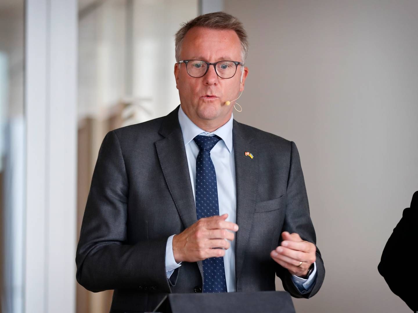 Erhvervsminister Morten Bødskov (S) mener, at der er større økonomiske ulemper for detailhandlen end gevinster for miljøet ved at skrotte "nej tak"-ordningen. | Foto: Jens Dresling/Ritzau Scanpix