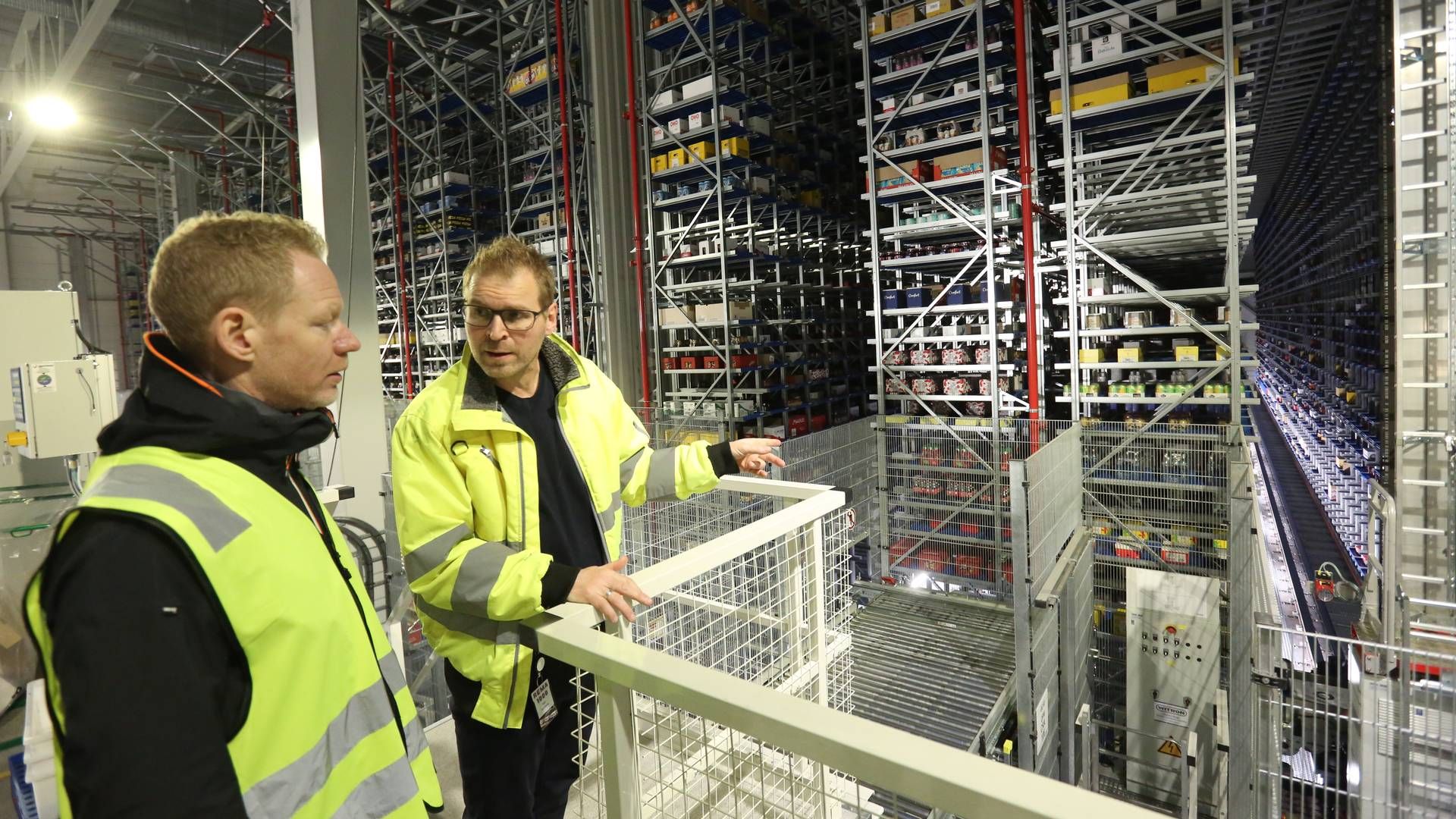 EFFEKTIVITET: Ivar Benberg (til høyre), daglig leder av Rema 1000s distribusjonsanlegg på Vinterbro i Oslo, forteller om robotene og hva de gjør inne på distribunalen. | Foto: Gøril Huse / HandelsWatch