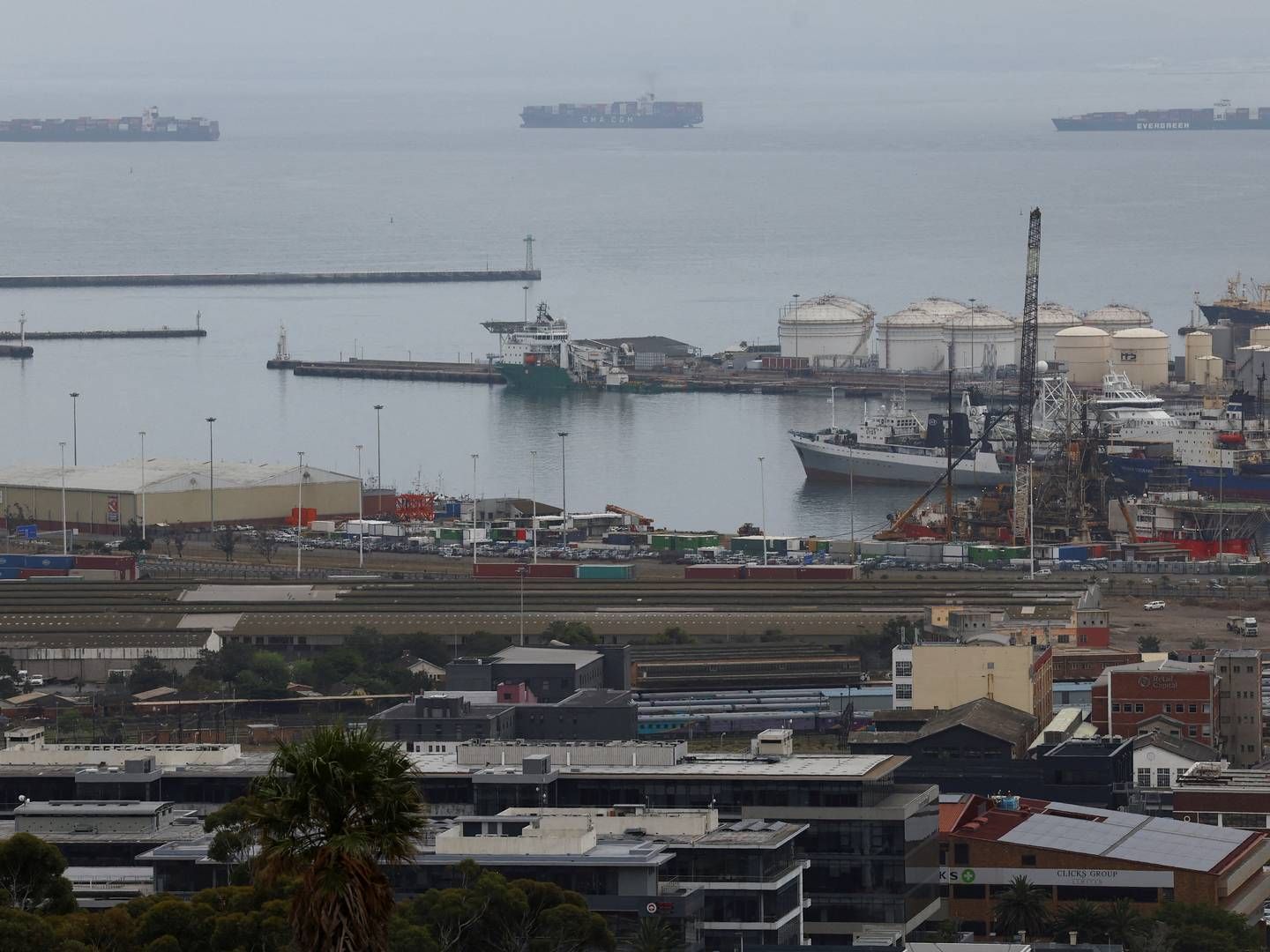 Skibe ligger i kø ved Cape Town i oktober 2022, hvor havnene var ramt af strejker. | Foto: Esa Alexander/Reuters/Ritzau Scanpix