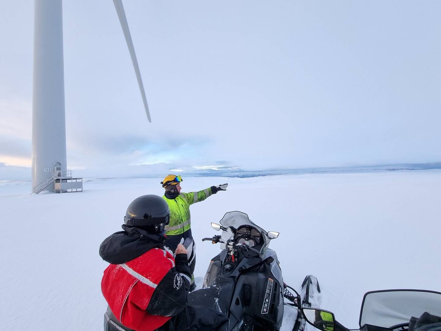 Torfinn Eriksen i Varanger Kraft viser område for mulig utvidelse av Raggovidda Vindkraftverk. | Foto: Linda Sandvik