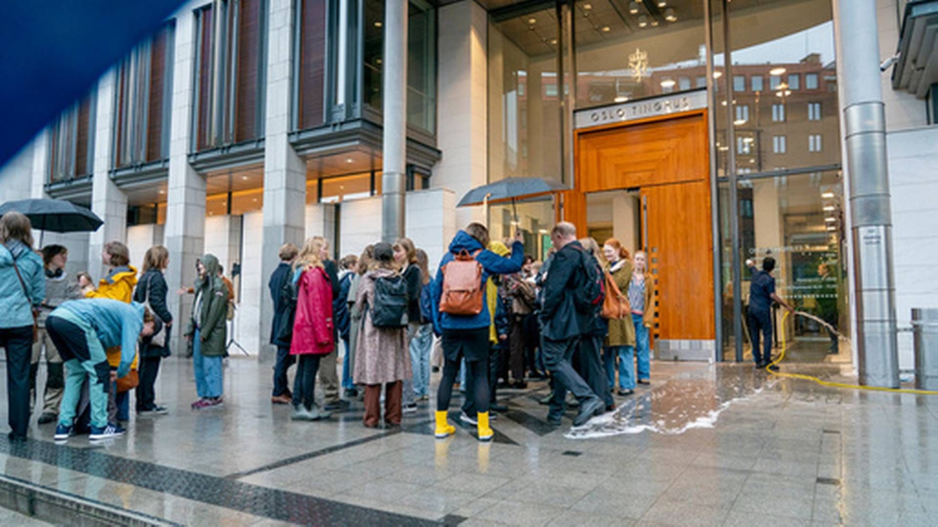 NY RETTSRUNDE: I september møtte Natur og Ungdom i Oslo tingrett etter å ha saksøkt staten for tillatelsen til å dumpe gruvedrift i Førdefjorden. I slutten av november møter de i retten igjen – denne gang med Greenpeace. | Foto: Foto: Gorm Kallestad / NTB